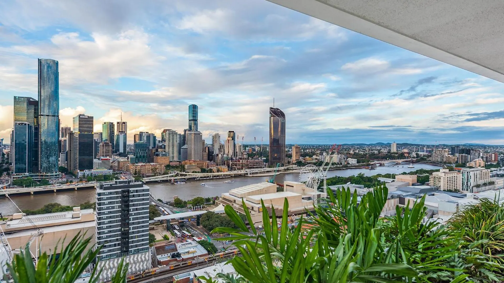 Million Dollar Views With King Bed, Pool, Gym, Wifi Apartment Brisbane